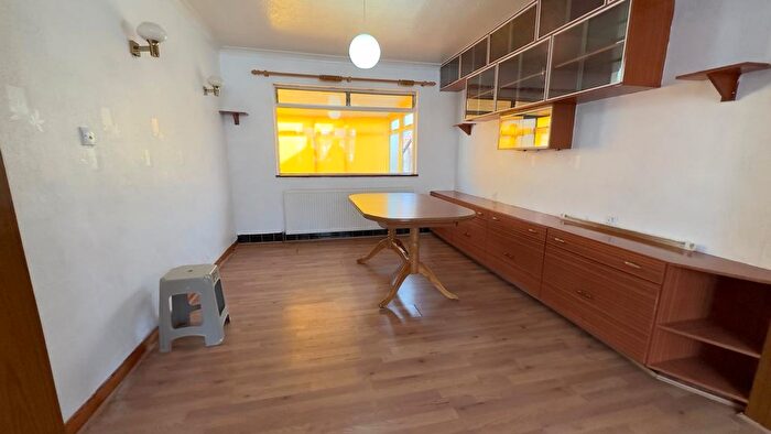 3 Bedroom Semi-Detached House To Rent In Beechwood Rise, Watford, WD24