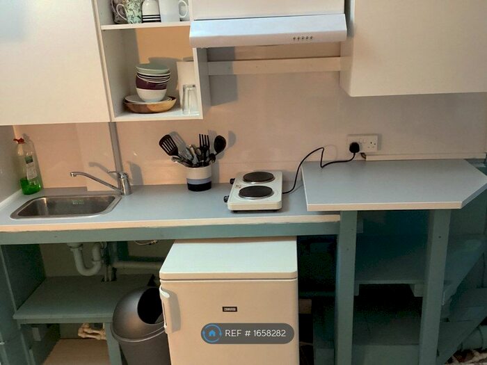 Studio To Rent In Bulwer Street, London, W12