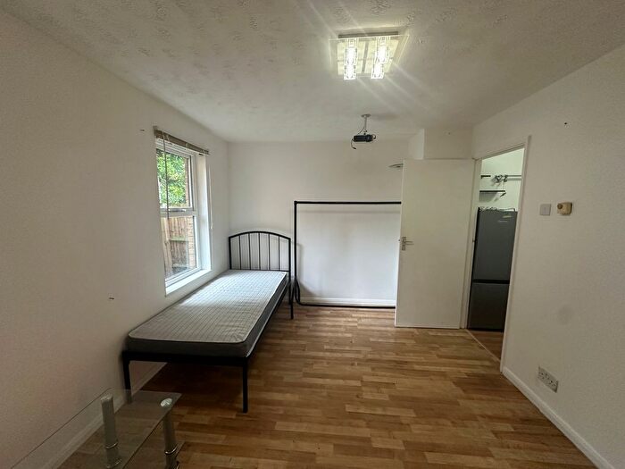 Studio To Rent In Cobb Close, Slough, SL3