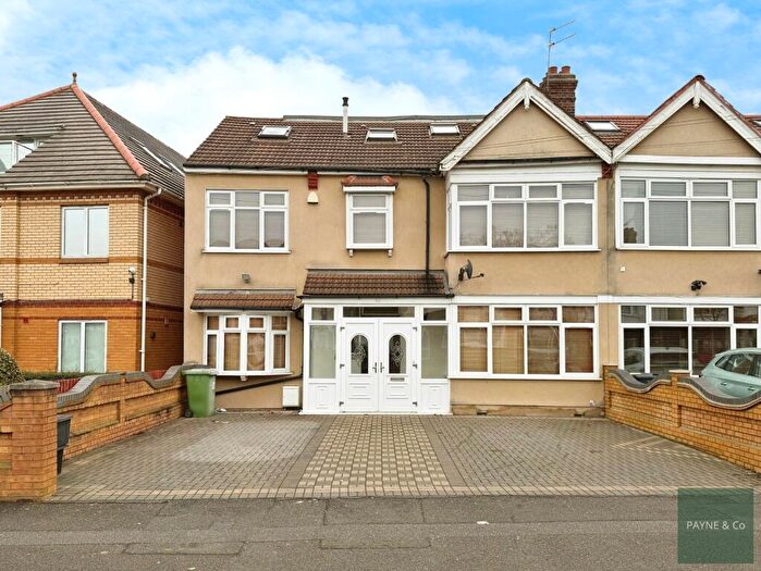 6 Bedroom End Of Terrace House For Sale In Beehive Lane, Ilford, IG1