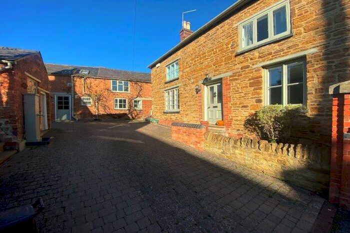 4 Bedroom Cottage To Rent In High Street, Northampton, NN6