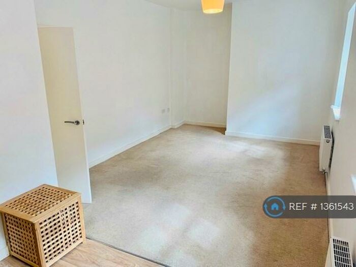 1 Bedroom Flat To Rent In Kinderlee Way, Chisworth, Glossop, SK13