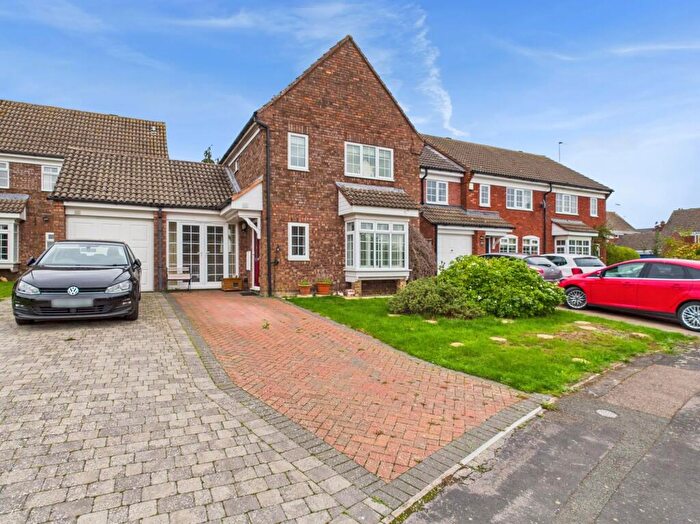 3 Bedroom Link Detached House For Sale In Falcon View, Greens Norton, NN12