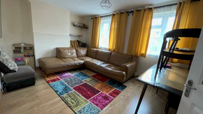 1 Bedroom Flat To Rent In Lawrence Avenue, Walthamstow, E17