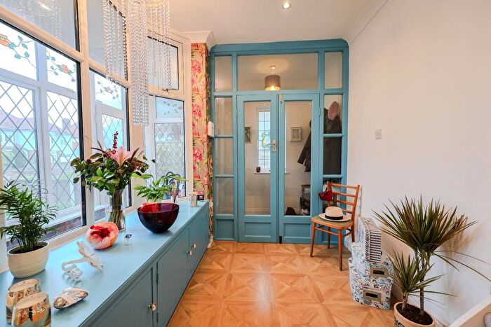 4 Bedroom Detached House For Sale In Tyrone Road, Southend-On-Sea, SS1