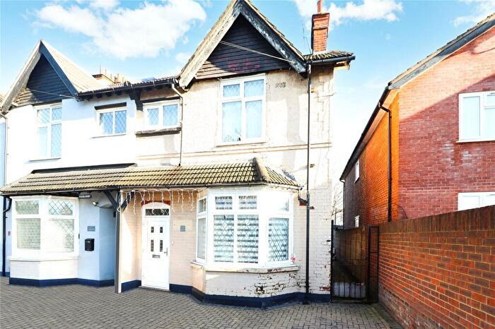3 Bedroom End Of Terrace House For Sale In Maybury Hill, Woking, Surrey, GU22