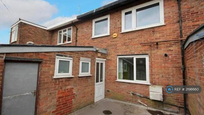 3 Bedroom Maisonette To Rent In Toppham Way, Sheffield, S8