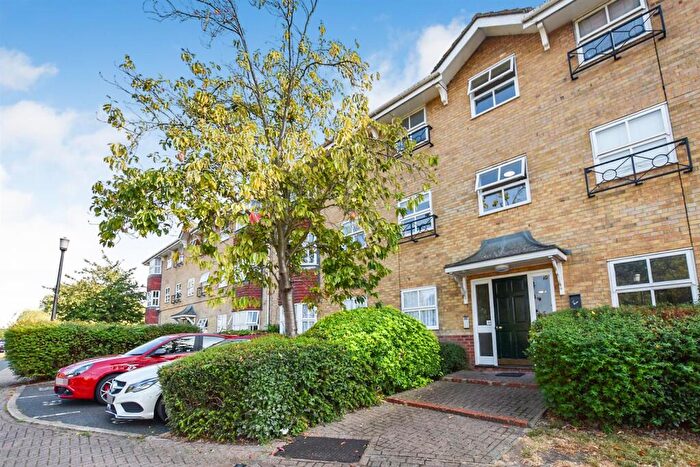 2 Bedroom Apartment To Rent In Wayletts, Leigh-On-Sea, SS9