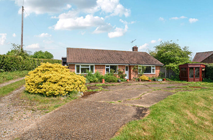3 Bedroom Bungalow For Sale In Hawthorn Road, Four Marks, Alton, Hampshire, GU34