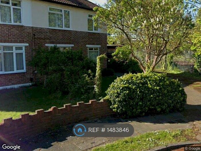 2 Bedroom Maisonette To Rent In Lyndhurst Gardens, Enfield, EN1