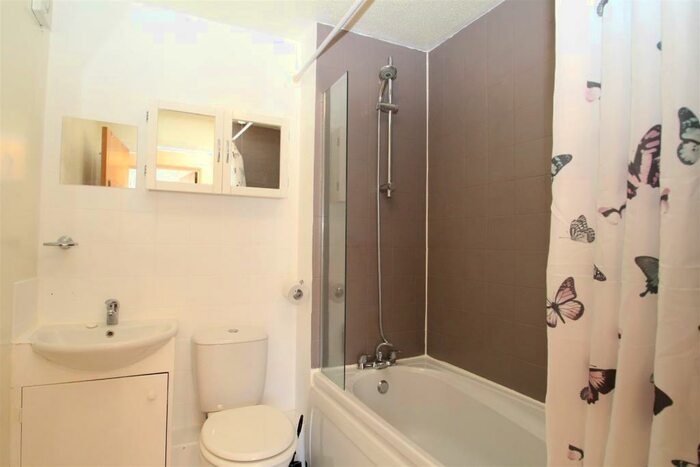 1 Bedroom Flat To Rent In Wynchlands Crescent, St. Albans, AL4