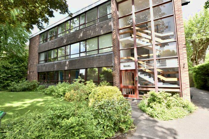 2 Bedroom Flat To Rent In Lovelace Road, Surbiton, KT6