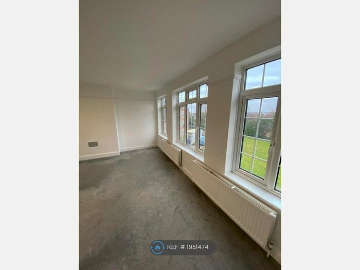 2 Bedroom Flat To Rent In Tabor Court, Cheam, Sutton, SM3