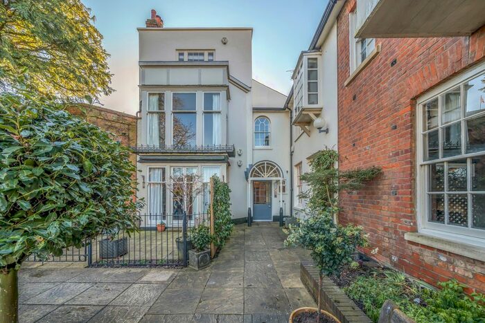 2 Bedroom Flat To Rent In West Hill Court, Kings Road, Henley-On-Thames, Oxfordshire, RG9