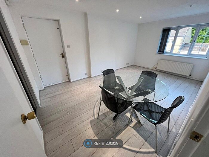 2 Bedroom Flat To Rent In Alwoodley, Leeds, LS17
