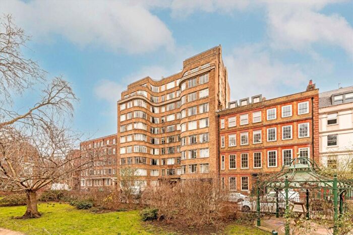 Flat To Rent In Charterhouse Square, Clerkenwell, EC1M