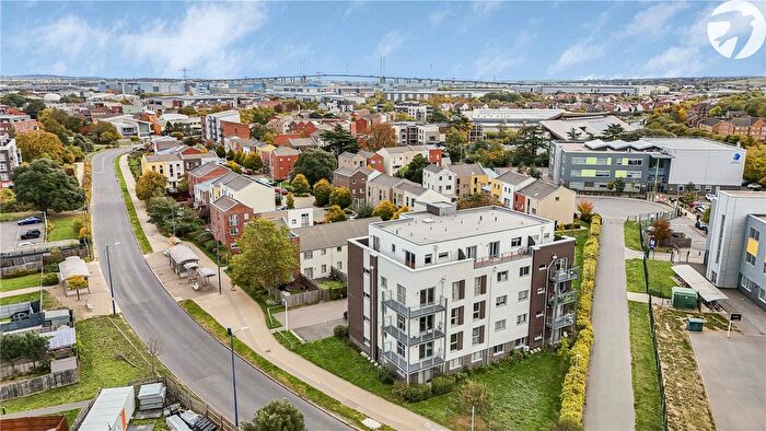 2 Bedroom Flat For Sale In Bennett Place, The Bridge, Dartford, Kent, DA1