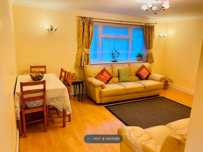 2 Bedroom Flat To Rent In Sefton Court, Middlesex, TW3