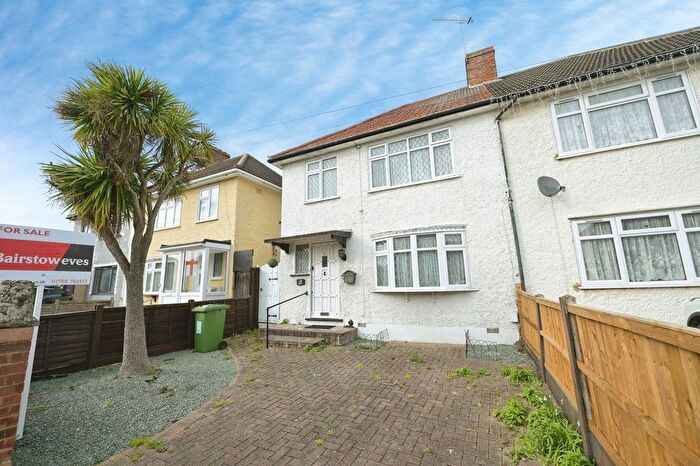 3 Bedroom Semi Detached House For Sale In Redriff Road, Romford, RM7