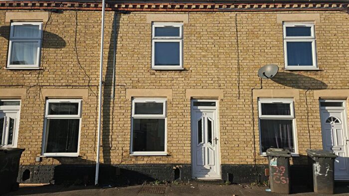 Terraced House To Rent In Crown Street, Peterborough, PE1