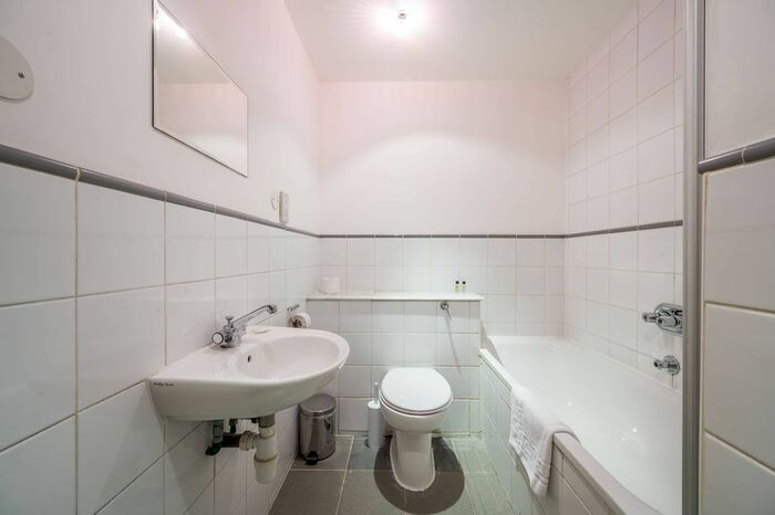 2 Bedroom Flat To Rent In Bride Court, City, London, EC4Y