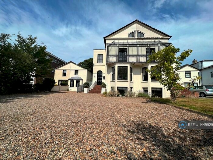 4 Bedroom Semi-Detached House To Rent In Bromley Common, Bromley, BR2