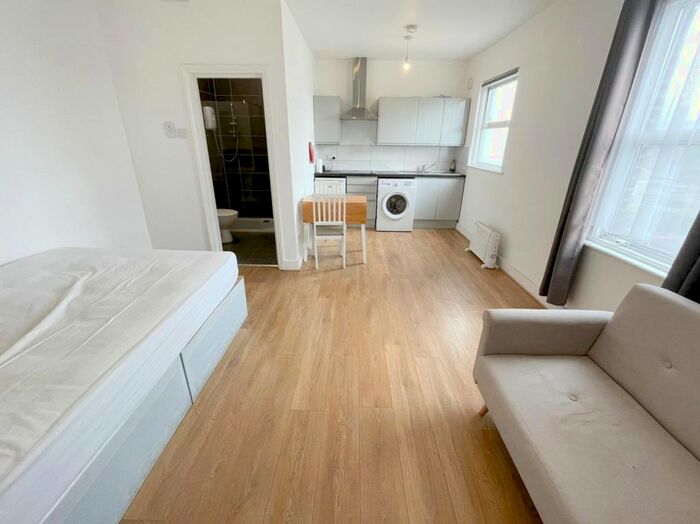 Studio To Rent In High Street, Walthamstow, E17
