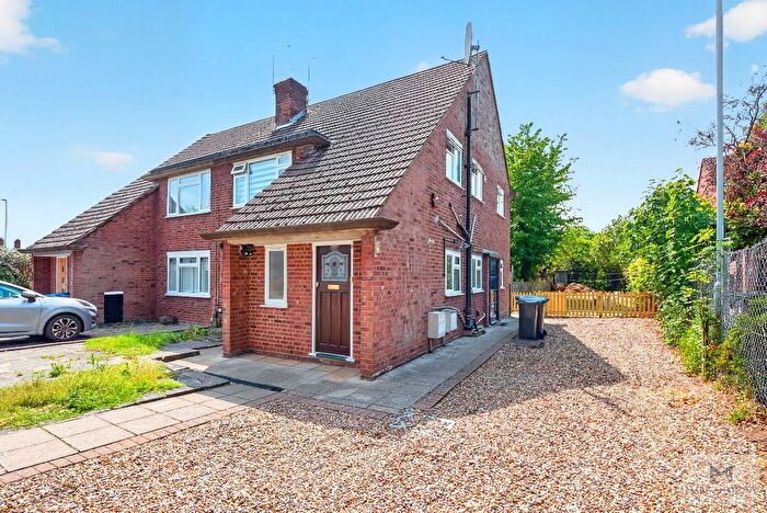 2 Bedroom Flat For Sale In Mount Close, Barnet, EN4