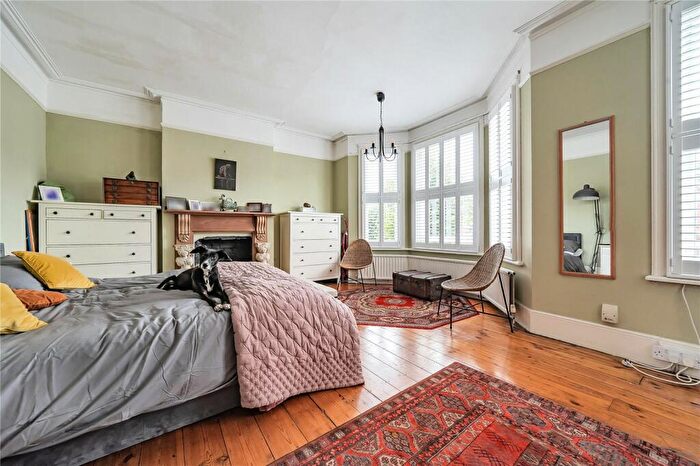 5 Bedroom Semi-Detached House For Sale In Lakeside Road, Palmers Green, London, N13