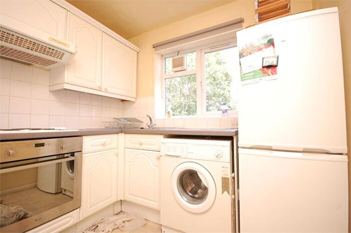 2 Bedroom Flat To Rent In Hampton Road, Teddington, TW11