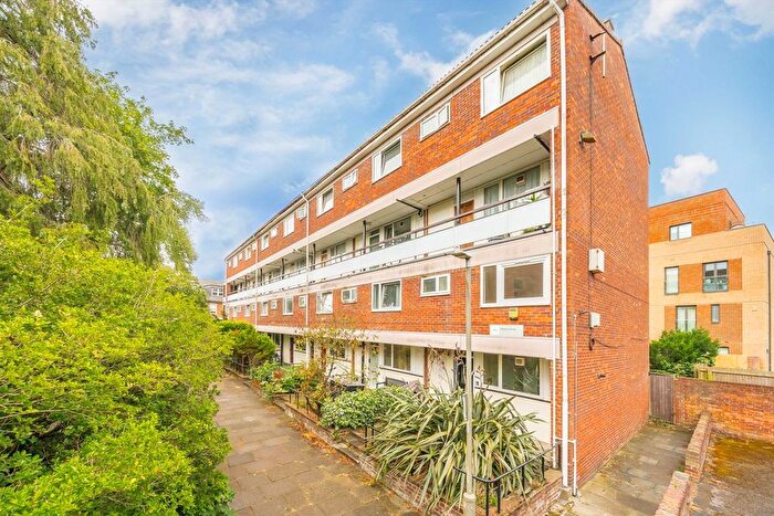 3 Bedroom Flat To Rent In Petersfield Rise, Putney, SW15