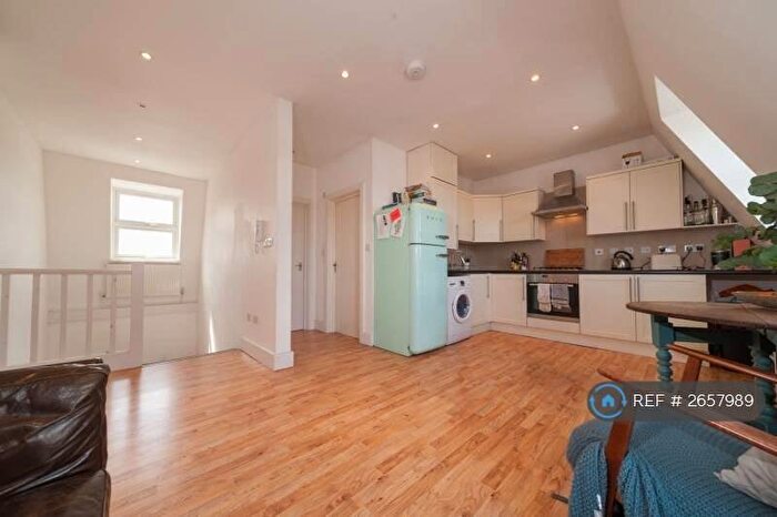 3 Bedroom Flat To Rent In Brixton, London, SE24