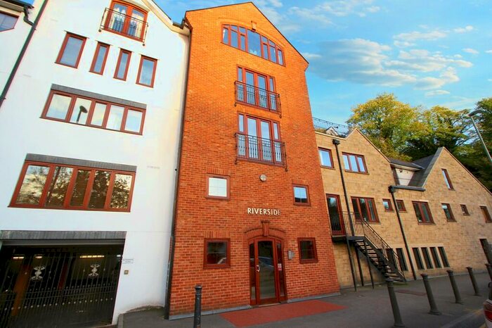2 Bedroom Apartment To Rent In Millbrook, Guildford, GU1