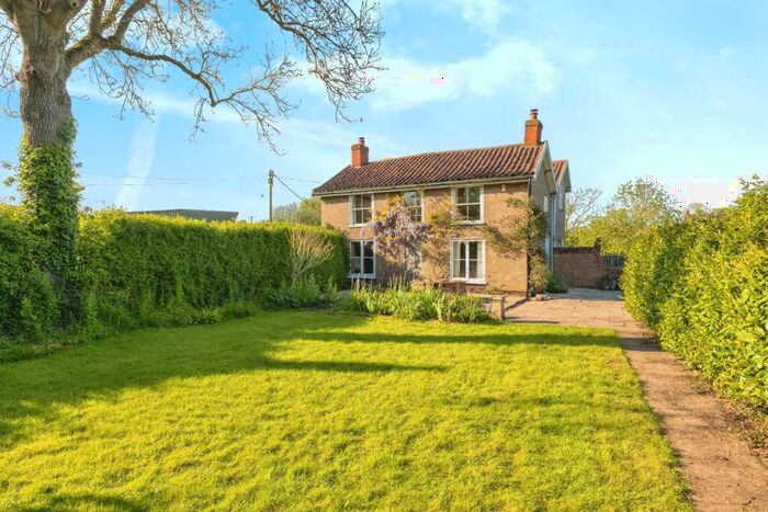 4 Bedroom Detached House For Sale In Kings Head Lane, Hackford, Wymondham, Norfolk, NR18