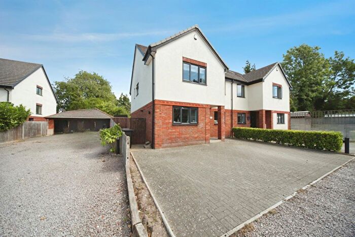 4 Bedroom Semi Detached House For Sale In Aubrey Close, Dunstable, LU5