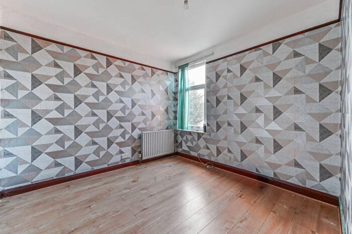 2 Bedroom End Of Terrace House To Rent In Lakehall Road, Thornton Heath, CR7