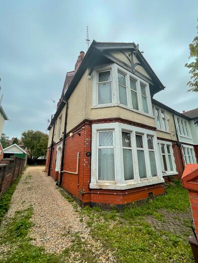 2 Bedroom Flat To Rent In Colchester Avenue, Cardiff, CF23