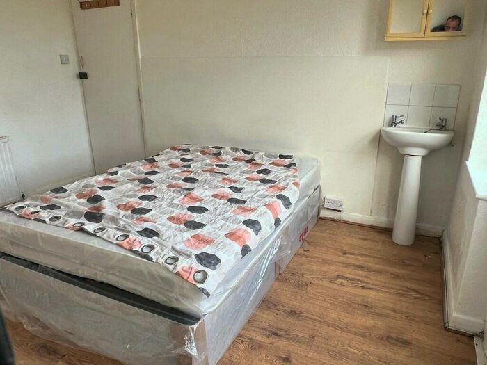 Studio To Rent In Queenswood Avenue, Room To Rent With Some Bill Included, CR7