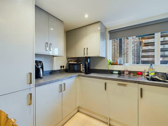 2 Bedroom Flat To Rent In Goring Road, Worthing, West Sussex, BN12