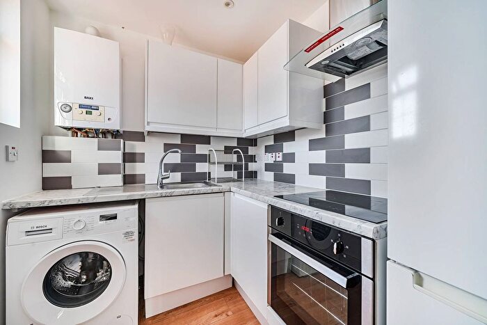 1 Bedroom Flat To Rent In Clifton Gardens, Temple Fortune, London, NW11