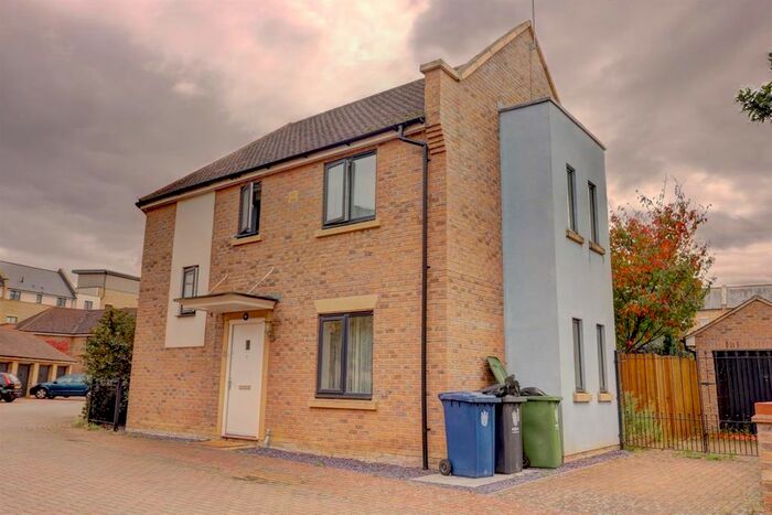 4 Bedroom Semi-Detached House To Rent In Buttercup Road, Cambridge, CB4