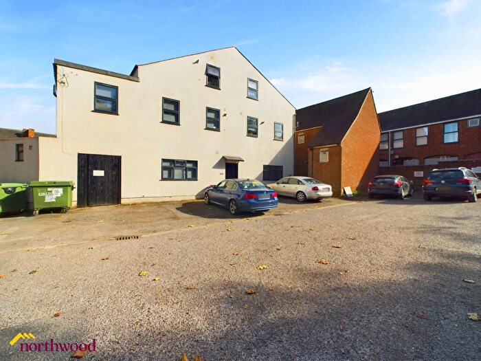 2 Bedroom Flat To Rent In Parsons Street, Banbury, OX16