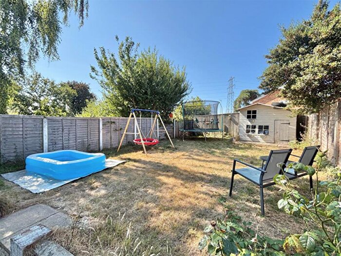 3 Bedroom End Of Terrace House For Sale In Sycamore Close, Creekmoor, BH17 - Photo 12