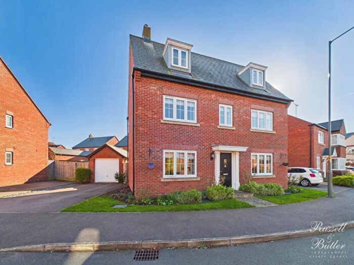 5 Bedroom Detached House For Sale In Pillow Way, Buckingham, MK18