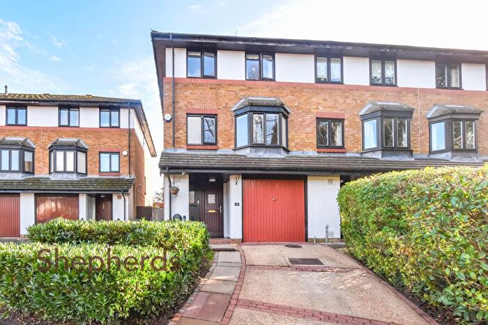 4 Bedroom Town House For Sale In The Knowle, Hoddesdon, EN11