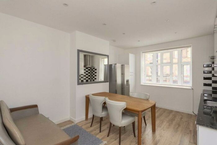 3 Bedroom Flat To Rent In St. James' Road, Surbiton, KT6