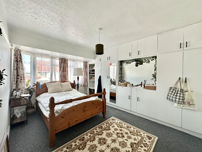 1 Bedroom Flat To Rent In Barnhill Road, Hayes, UB4