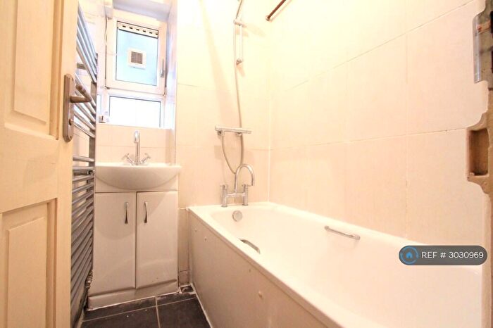 3 Bedroom Flat To Rent In Hale Street, London, E14