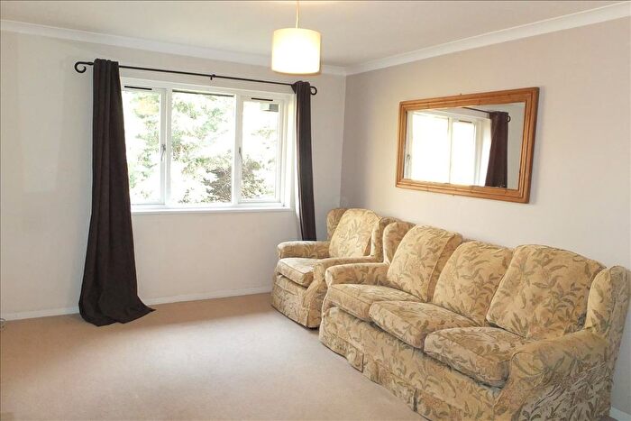1 Bedroom Flat To Rent In Tanglewood Way, Feltham, TW13