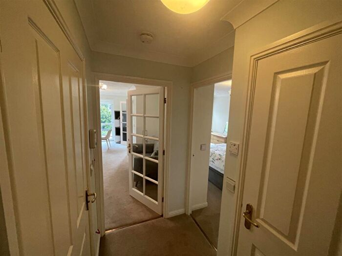 1 Bedroom Flat For Sale In Telegraph Road, Heswall, Wirral, CH60